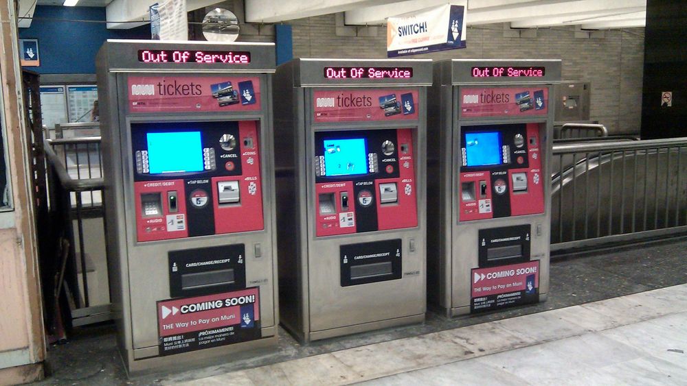 Billettautomatene til Muni Metro i San Francisco var ute av drift i to dager, men bare indirekte på grunn av utpressingsangrepet. Automatene på bildet er fotografert i 2010, da de var nye og ennå ikke satt i drift.