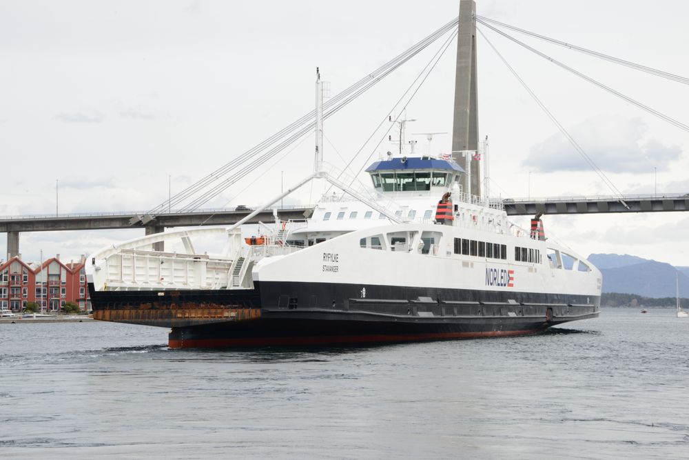 Norleds båt "Ryfylke" på veg ut fra Stavanger retning Tau med Bybrua i bakgrunnen. Mye rart skal skje hvis ikke samme rederi fortsetter driften etter 2017.
