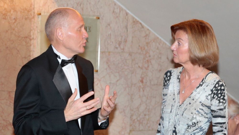 Colombias president Juan Manuel Santos mottok Nobels fredspris i Oslo lørdag. Konsernsjef i Telenor Sigve Brekke og styreleder Gunn Wærsted ankommer festmiddag på Grand hotell lørdag kveld.