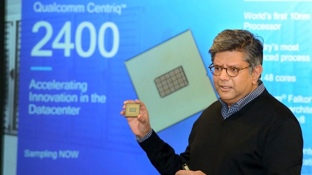Sjef for Qualcomm Datacenter Technologies , Anand Chandrasekher, viser frem Qualcomm Centriq 2400.