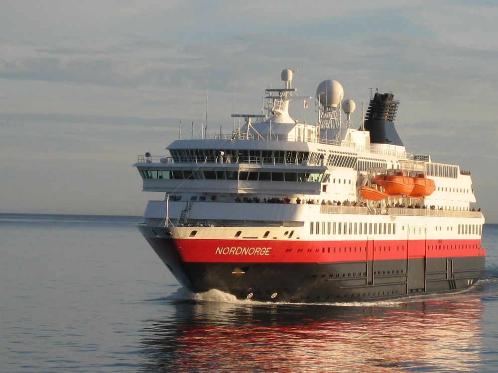MS Nordnorge utenfor Lofoten. Skipet er klargjort for landstrøm.