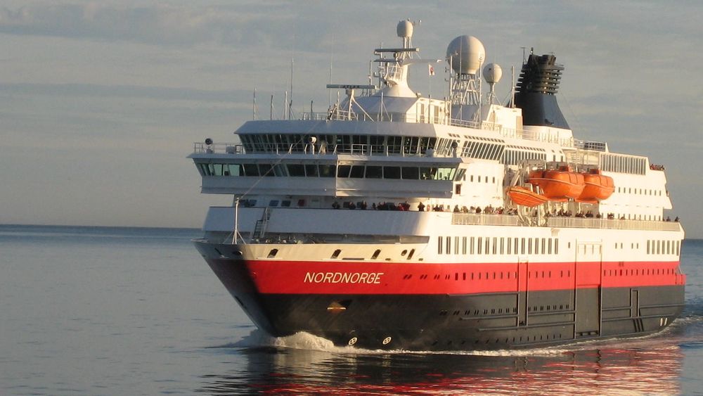 MS Nordnorge utenfor Lofoten. Skipet er klargjort for landstrøm.