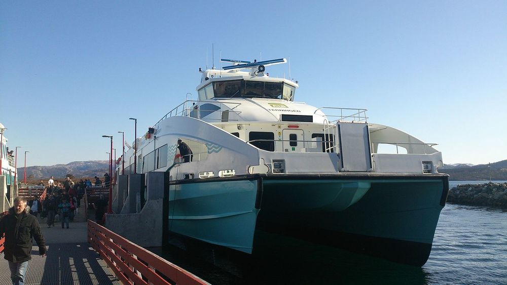 MS Terningen ved kai på Sandstad. Karbonkatamaranen kan ta 275 passasjere og har servicefart på 34 knop. Båten er 40,8 meter lang og 10,8 meter bred. Den ble satt inn på ruten Trondheim-Brekstad-Kristiansund i april 2014.