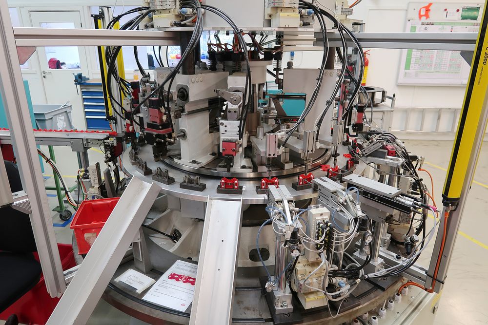 Automater: Et høyt antall egenkonstruerte karusellautomater står for alle de små produksjonstrinnene som skal til for å bygge de ulike produktene.