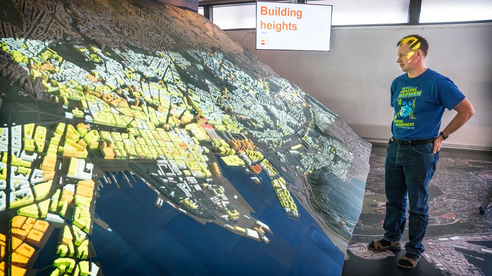 Stein Moen foran 3D-kartet.