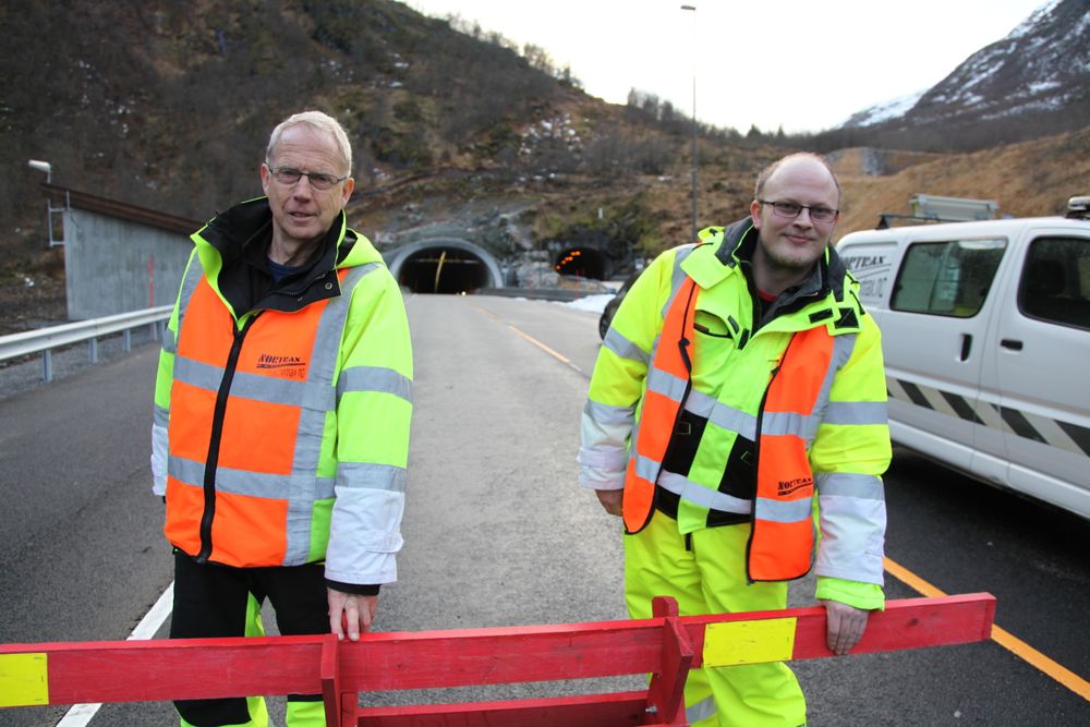 Leif Sperre (t.v.) og Jon Kåre Leinslie fjerner sperringen og åpner for trafikk gjennom nye Ljøtunnelen.