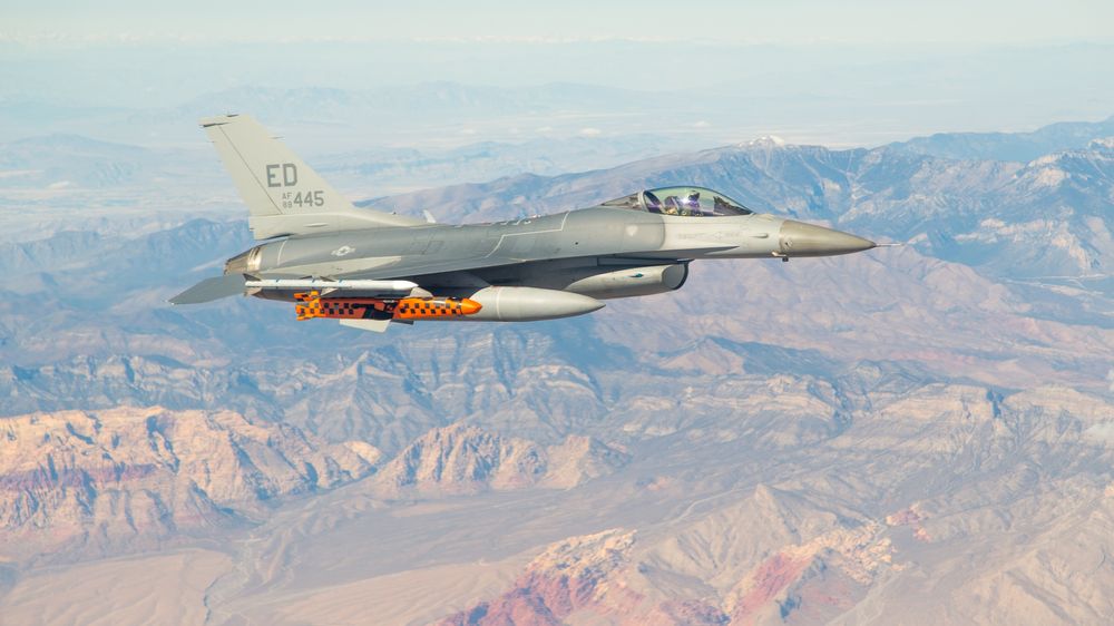 Et F-16 fra flybasen Edwards bærer et JSM-testmissil over skytefeltet i Utah