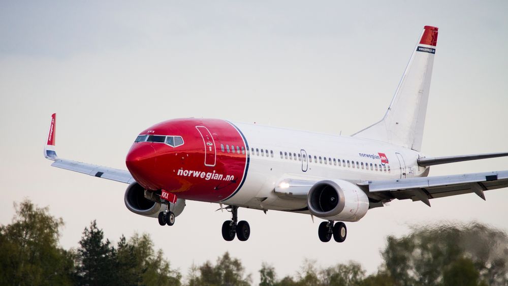 Et fly fra Norwegian går inn for landing på Gardermoen flyplass. Illustrasjonsfoto.