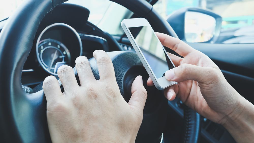 Mobilbruk under kjøring øker risikoen for ulykker. Apple er nå saksøkt for ikke å tilby teknologi som hindrer slik aktivitet.