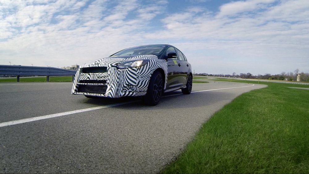 SE BRA PÅ MEG: Ford Focus RS med sebrafront testes på sommerføre.