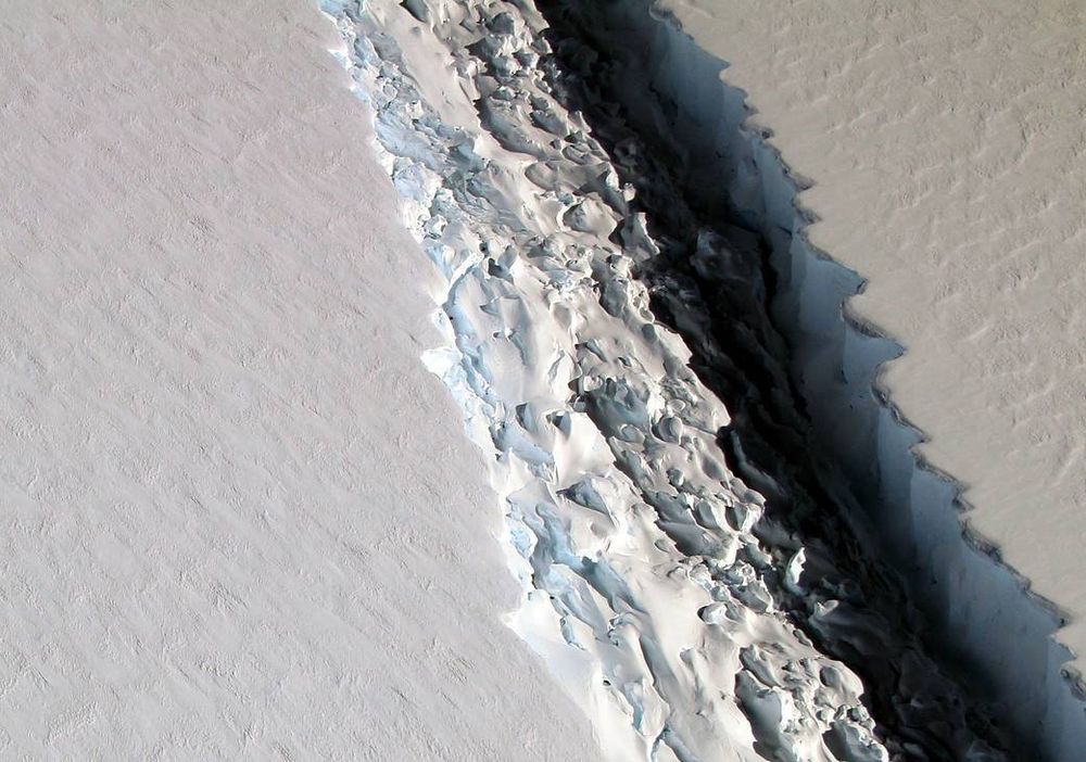 Et flyfoto av den elleve mil lange issprekken langs Larsen C.