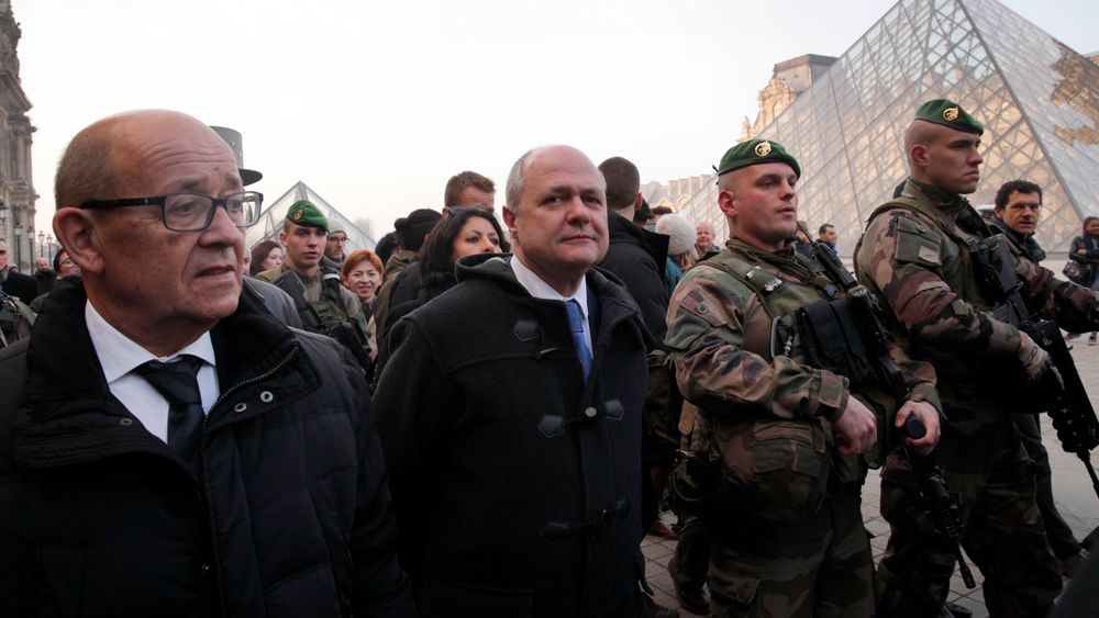 Arkivfoto. Den franske innenriksministeren Bruno Le Roux (i midten) og forsvarsminister Jean-Yves Le Drian (til venstre).