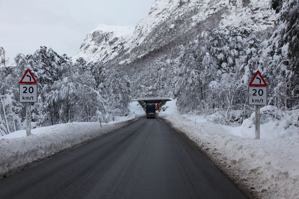 E136 gjennom Romsdalen nå i januar 2016. 20 km/t er fartsgrensen på denne strekningen ved en smal jernbaneundergang.