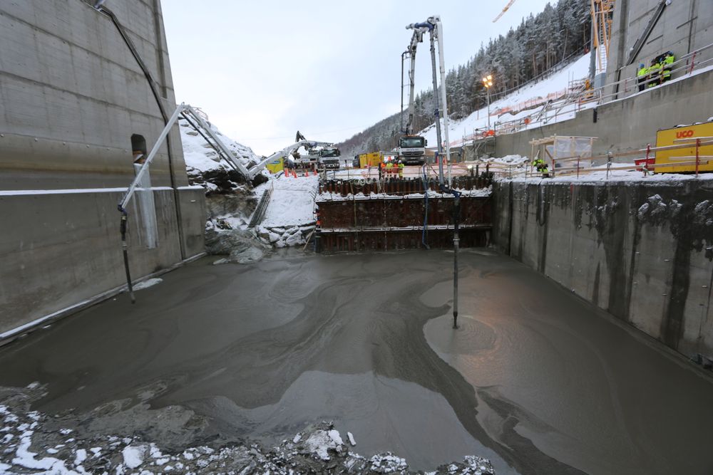 Her gjøres Norges største enkeltstående støp, i det som skal bli dammen til Rosten kraftverk i Gudbrandsdalslågen.