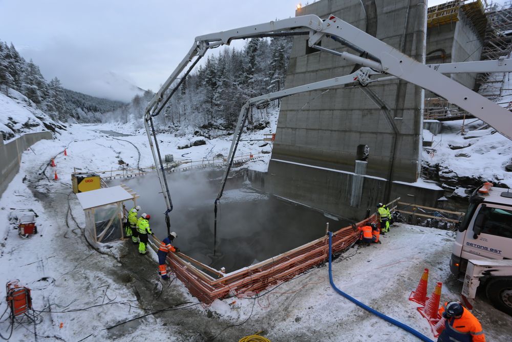 Om lag 5.500 kubikkmeter betong vil gå med til det som blir Norges største enkeltstøp ved Rosten kraftverk i Gudbrandsdalen.
