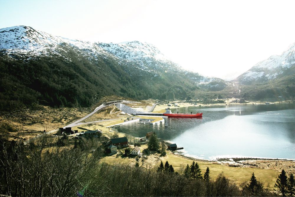 Skip på vei ut fra Stad skipstunnel ved Moldefjorden. Over tunnelåpningen er det planlagt vei i bro der også publikum skal kunne stå og se skiene på vei inn og ut.