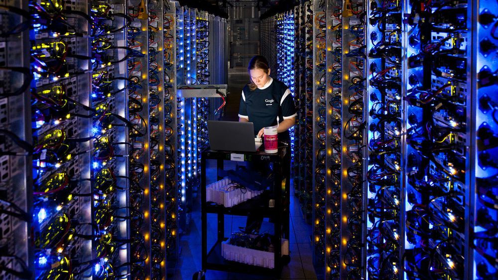 Google har gjort omfattende tiltak for å sikre selskapets datasente og øvrige infrastruktur. Her vises driftsingeniøren Denise Harwood i The Dalles-datasenteret til Google i Oregon.