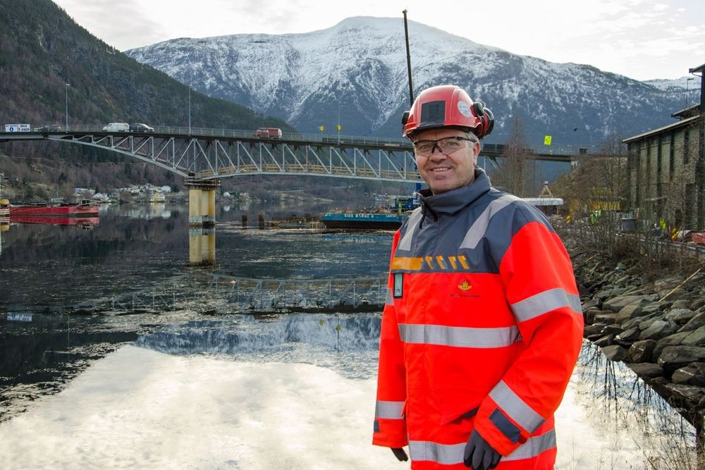 Prosjektleiar Gunnar Solbakken i Statens vegvesen gler seg til å få stålseksjonane til Sogndal.