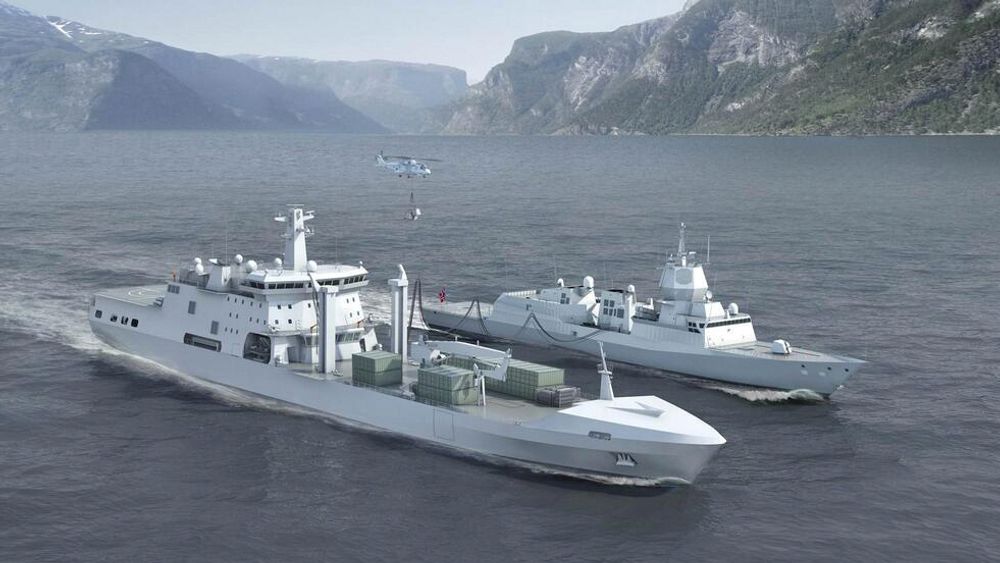 Illustrasjon av det kommende logistikkfartøyet KNM Maud sammen med en fregatt i Fridtjof Nansen-klassen og et NH90-helikopter.