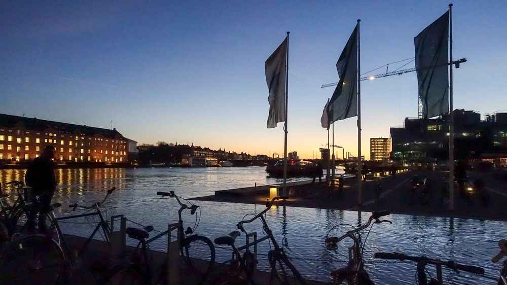 København iDanmark Sykler i solnedgang ved Den Sorte Diamant og Det kongelige bibliotek.Illustrasjonsfoto.