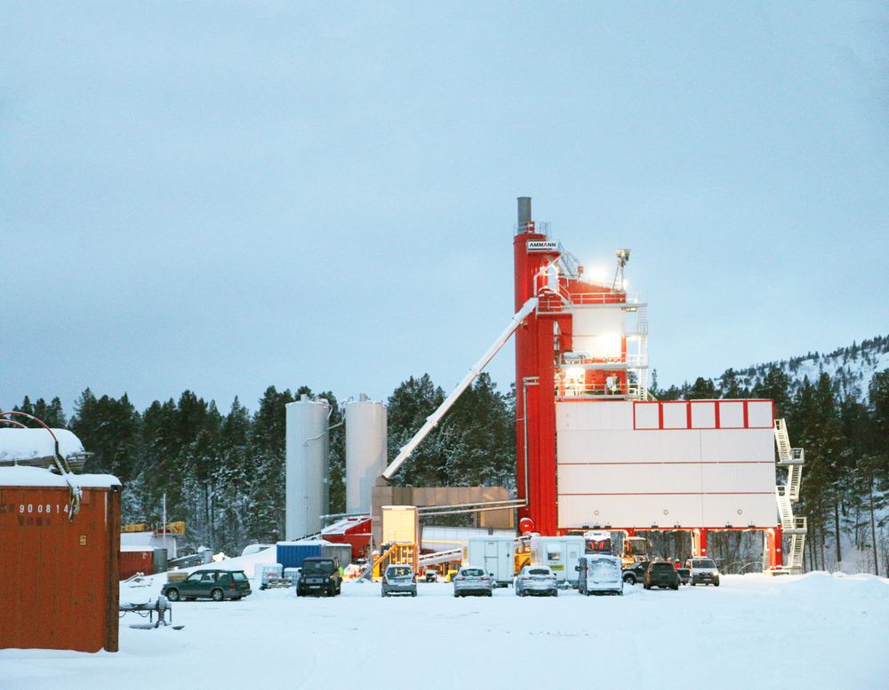 Asfalten skal produseres ved Veidekkes nye fabrikk i Alta, og transporteres med båt til Sørkjosen.