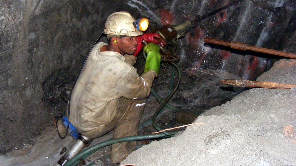 Norsk-afrikansk samarbeidsprosjekt skal gjøre det tryggere å være gruvearbeider. Prosjektet tar
utgangspunkt i gruveindustrien i Sør-Afrika. Lykkes arbeidet, kan resultatene bli interessante også
for andre land med bemannede gruver.