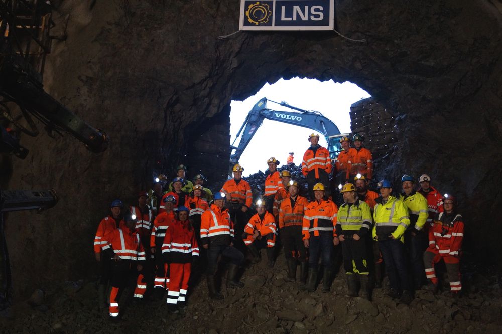 Anleggsarbeidere fra LNS og byggherren Statens vegvesen kunne markere gjennomslag på Bjarkøytunnelen i går.