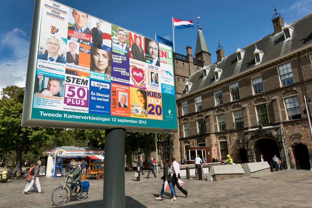 Arkivfoto av kampanjeplakater utenfor the nederlandske parlamentet i Haag i forkant av valget i 2012.