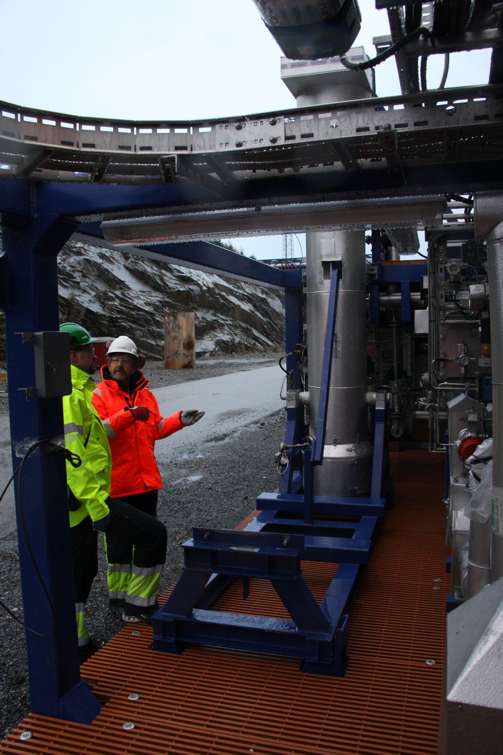 Prosjektleder Frode Roness (Reinertsen, oransje jakke) med prosesstekniker Ken Tommy Lium (Statoil) ved membrantestanlegget på Tjeldbergodden.