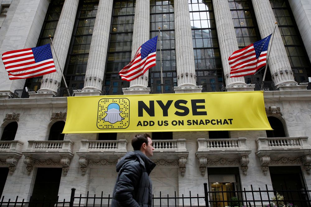 Vimpelen er på plass ved Wall Street i New York. Snap Inc. blir ventelig en av de største børsnoteringene av et teknologiselskap.