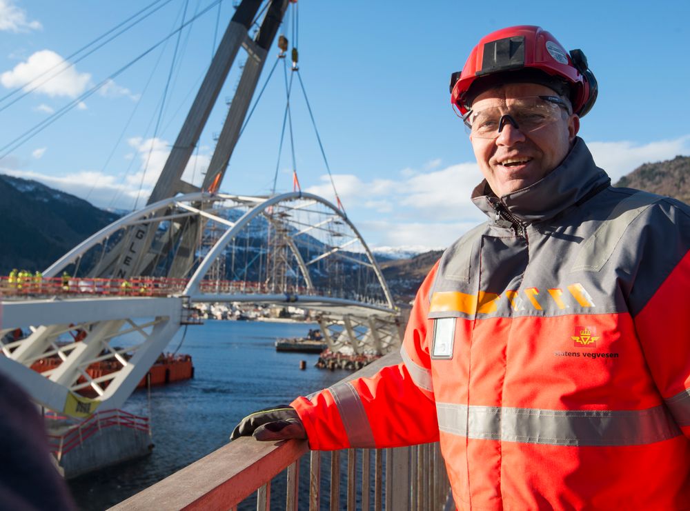 Prosjektleder Gunnar Solbakken i Statens vegvesen berømmer entreprenøren Porr Aurstad ANS for godt monteringsarbeid på en trygg og god måte.