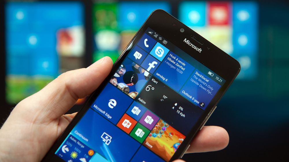 Microsoft har slitt i motbakke med sin mobilsatsing. Nå har mange ansatte begynt å bruke iPhone.