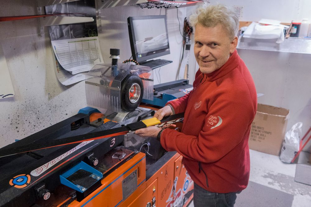 Kjent i smørebua: Sivilingeniør Jan Muren kjenner testmaskinene til Olympiatoppen svært godt.
