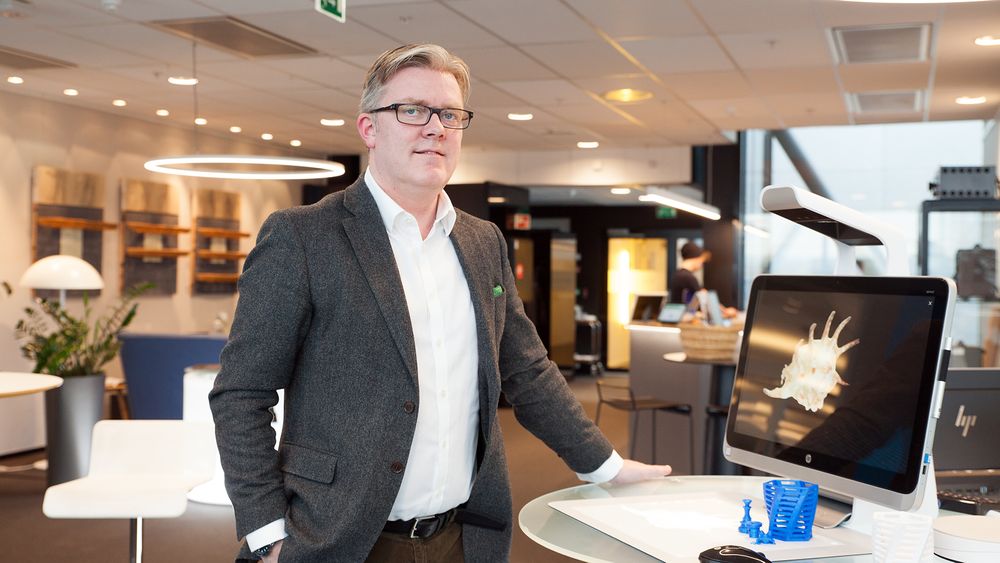 Andreas H. Augdahl, salgsdirektør for utdanning og offentlig sektor i HP Norge, foran Sprout-maskinen. Et kamera øverst lar deg skanne inn objekter i 3D.