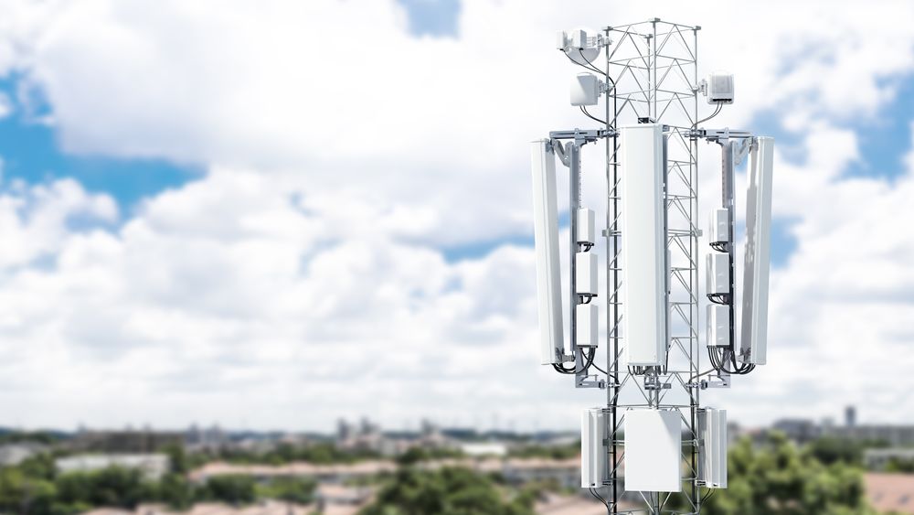 Her en mobilmast med 5G-utstyr fra Ericsson, myntet på forstadsdekning.