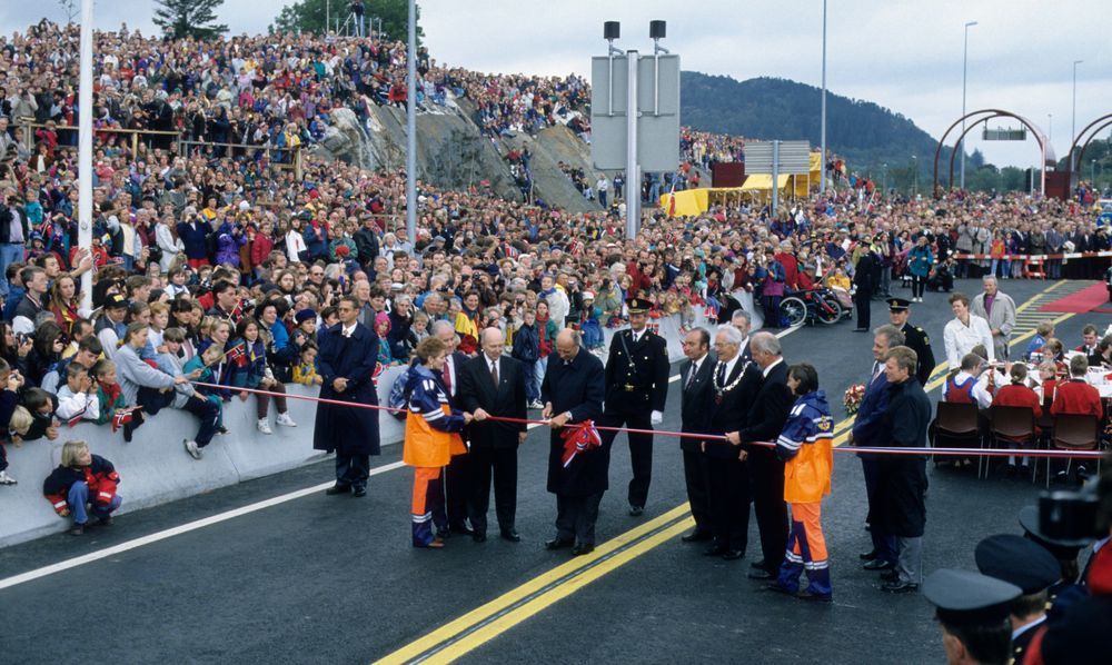 Offisiell åpning av Nordhordlandsbrua i 1994, kong Harald sammen med bl a daværende vegdirektør Olav Søfteland.