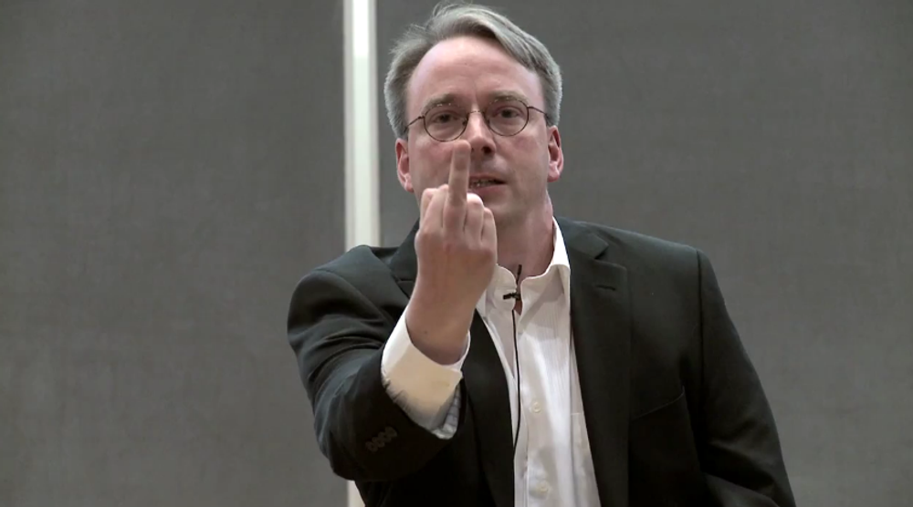 Linux-oppfinner Linus Torvalds har ikke for vane å legge bånd på seg. Bildet er fra et et Youtube-klipp i 2012 hvor han ba grafikkortprodusent Nvidia «dra til helvete». Torvalds skriver i denne ukens utvikleroppdatering at han tar et steg tilbake fra kernelutviklingen for å jobbe med seg selv.