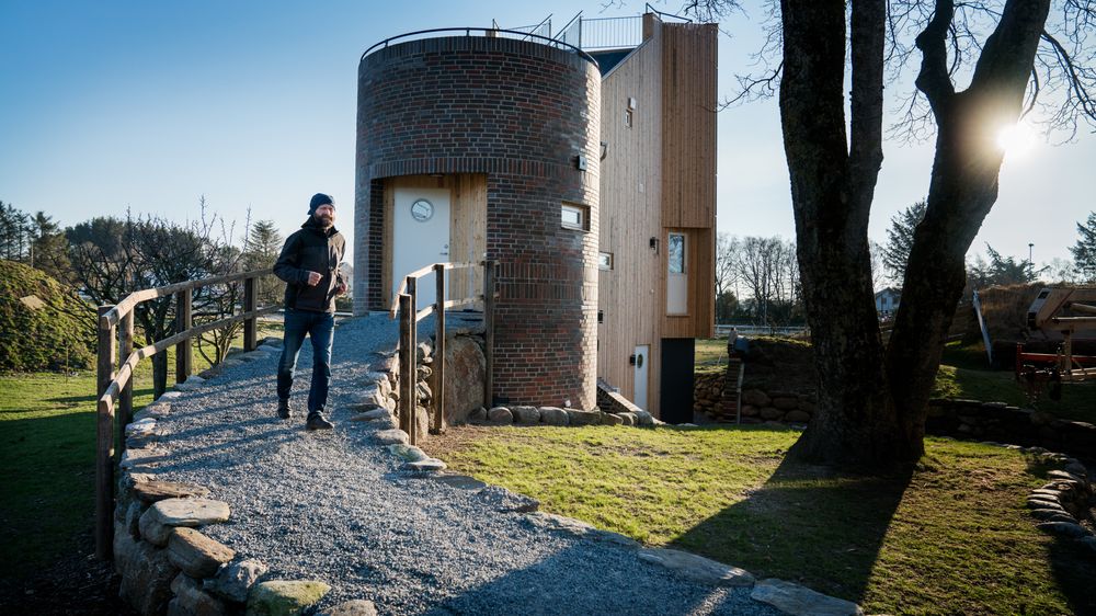 Edvard Kolnes' kompakte plusshus på Randaberg genererer 6000 kWt med energi årlig ved hjelp av rundt 60 kvadratmeter med solcellemoduler.