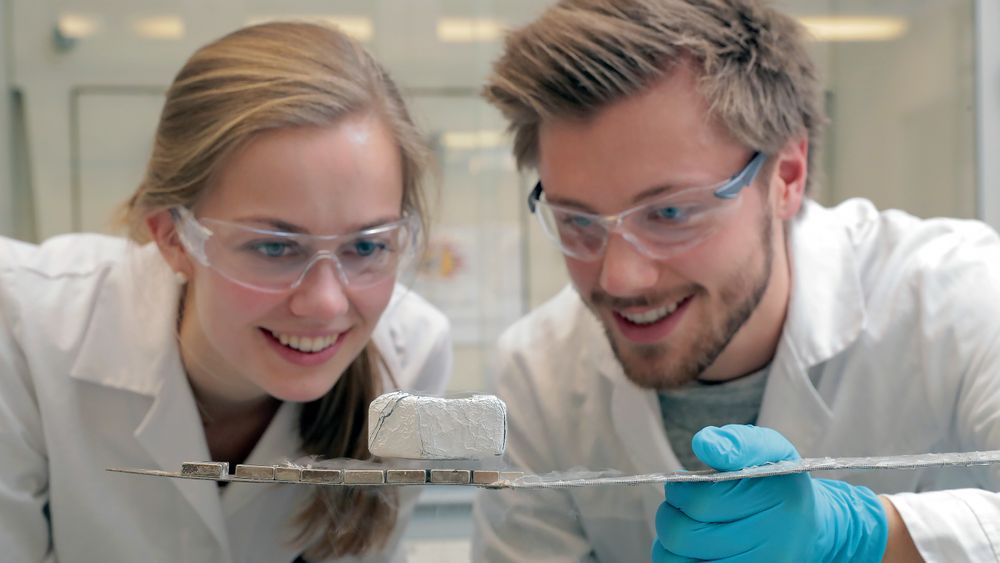 Materialteknologi: Studentene Karianne Skaar Fedje og Daniel Tevik Rogstad trives med masterutdanning i materialteknologi – her fotografert i laboratoriet ved NTNU.