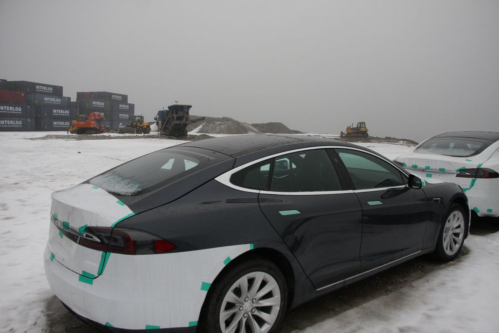 Teslaer og andre elbiler ankommer i en jevn strøm.