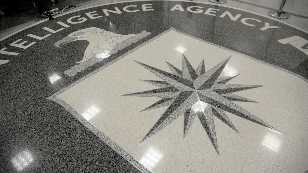 Wikileaks har kommet med den første av flere dokumentssamlinger om hemmelig aktivitet i CIA. Bildet viser logoen til CIA som er avbildet ved CIA-hovedkvarteret i Langley, Virginia.