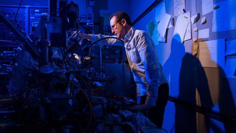 Forskeren Christopher Lutz ved IBM Research Almaden i San Jose, California, ved mikroskopet som har blitt brukt til å lagre data på en magnet som består av ett enkelt atom.