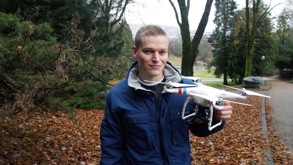 Kristoffer Hillesland jobber med å ta i bruk droner i arekeologien. Han håper å kunne jobbe videre med teknologien som doktogradsstipendiat.
