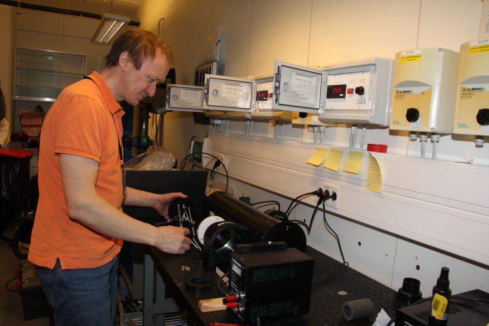 Ingeniør Frode Leirvik i mesoskalalaben til Sintef Ocean på Brattørkaia. Han monterer et kamera i et apparat som skal skille mellom ulike typer dråper, olje, vann, gass,  i en væskestrøm.