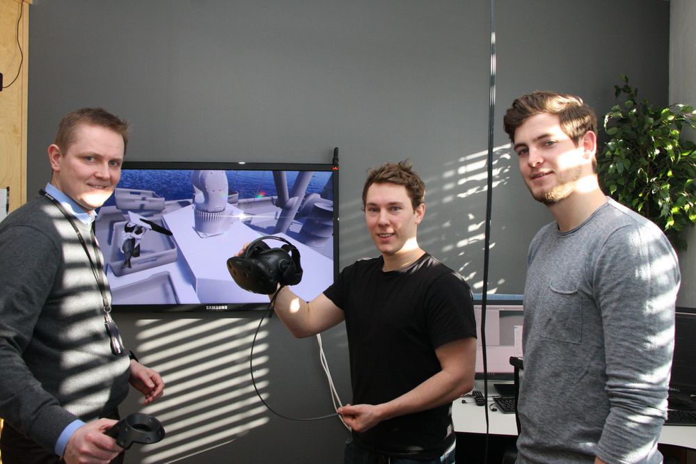 Vegar Johansen får en innføring i VR-teknologien av  Jonathan Dysrstad og masterstudent Alexander Olofsson.