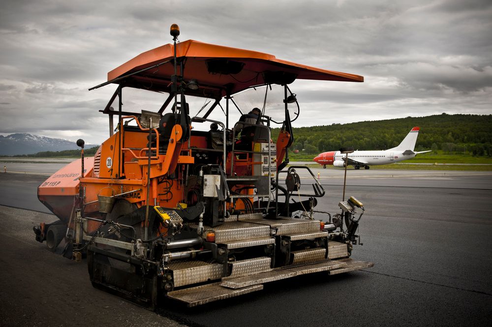 Lemminkainen har gjenom flere spesialisert seg på asfaltering av flyplasser.