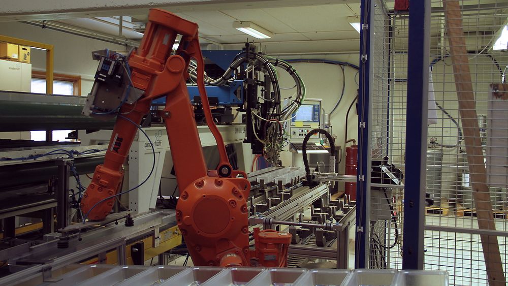 Plasto har nå flere roboter enn ansatte i produksjonen. De er én av ca. 80 bedrifter som er med i konkurransen Norges smarteste industribedrift.