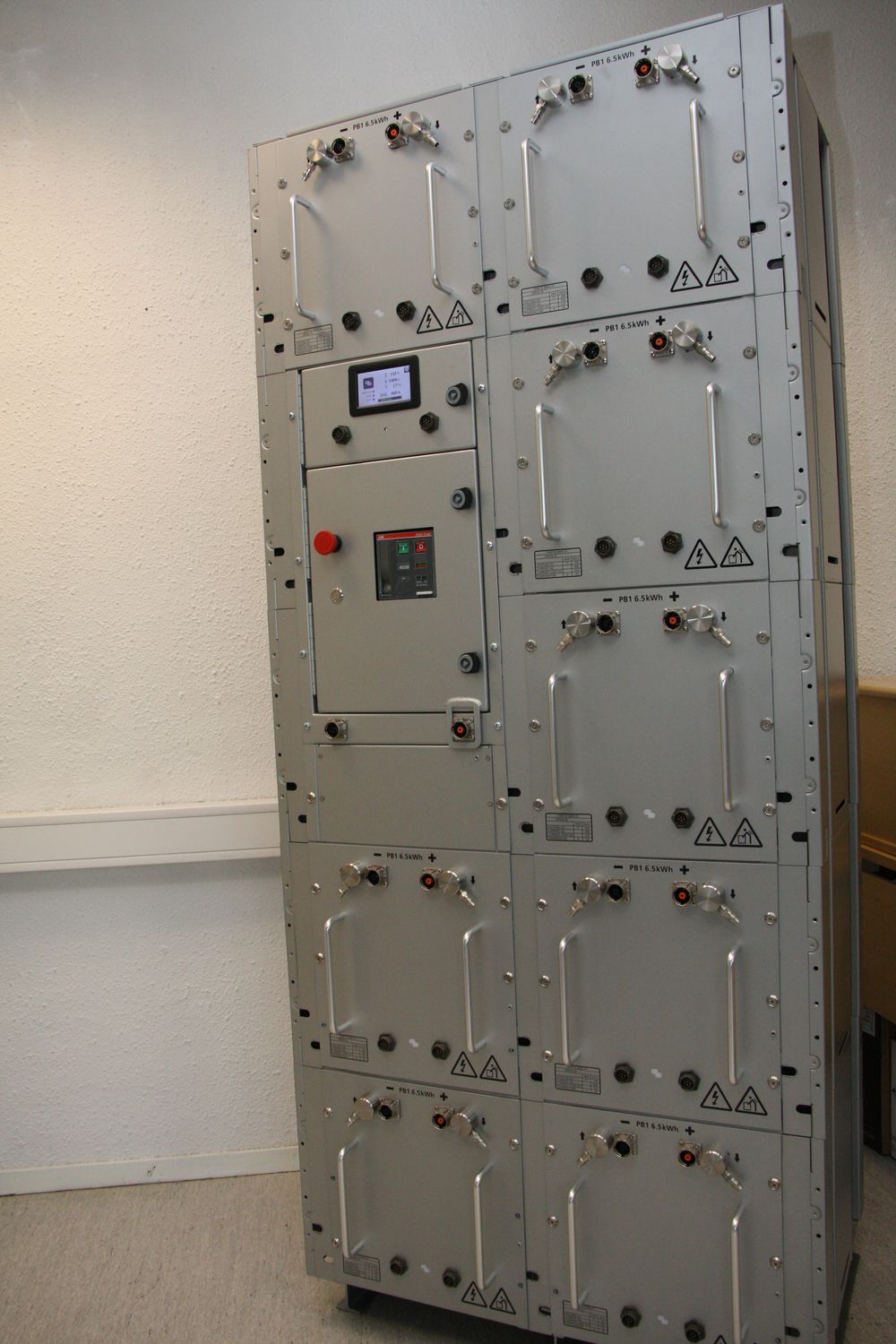 Et ferdig montert "rack" med batterier står i inngangen til PBES Norway.