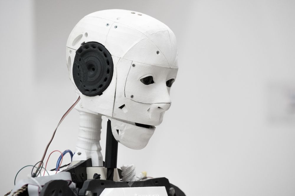 Blant de store problemstillingene rundt kunstig intelligens, er hvordan man skal kunne gi roboter moralsk bevissthet, slik at de ikke gjør noe galt.