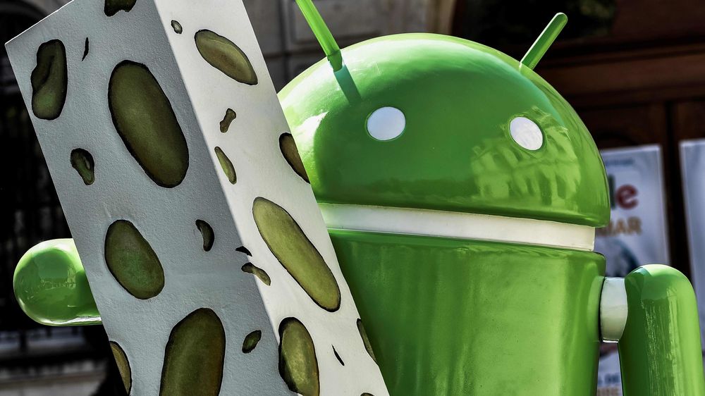 Stadig flere Android-enheter mottar nå sikkerhetsoppdateringer, i alle fall en gang i blant. Men fortsatt er det få enheter som kan ta i bruk forbedringene i Nougat-utgave. Bildet viser en Android Nougat-statue i den franske byen Montélimar, som regnes som verdens nougathovedstad.